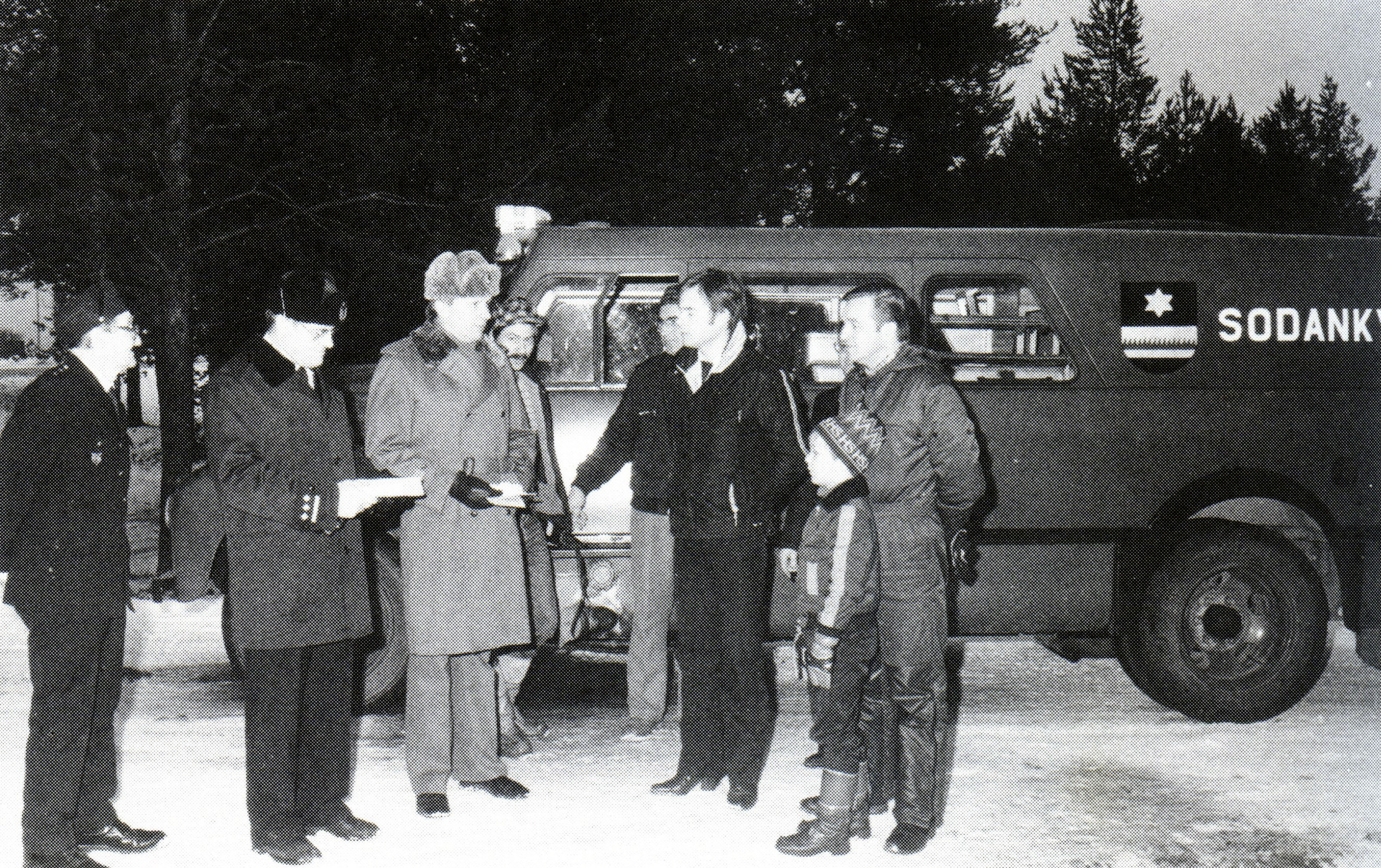 Thames 1952 paloauton luovutus 4.12.1982 Sodankylässä.  Kuva: Lapin Kansa / Erkki Valvio