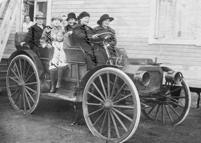 International Auto Wagon, vm. 1909-1911.

Kuvattu Rovaniemellä samoihin aikoihin, kuvan henkilöitä ei ole tunnistettu.
